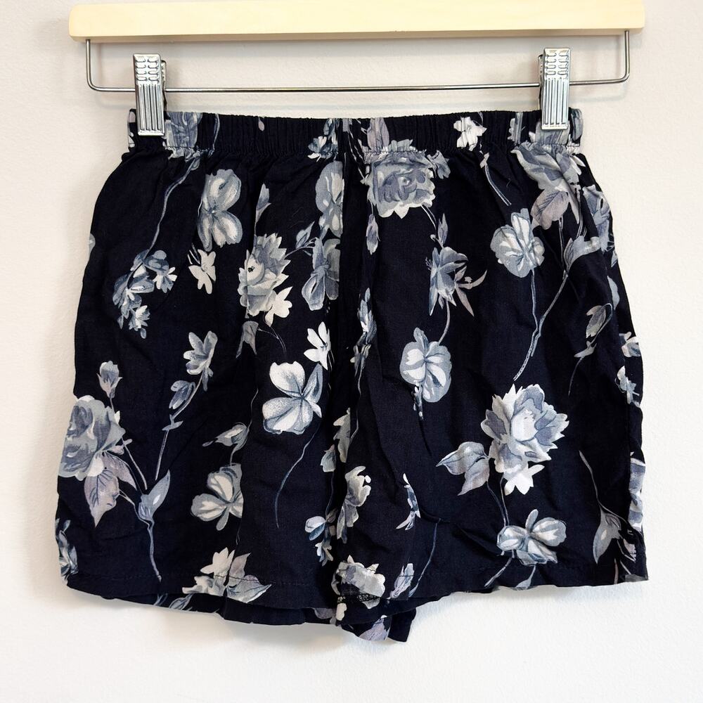 Urban Outfitter's Women's Shorts Size S | Urban Renewal Navy Floral Baggy
